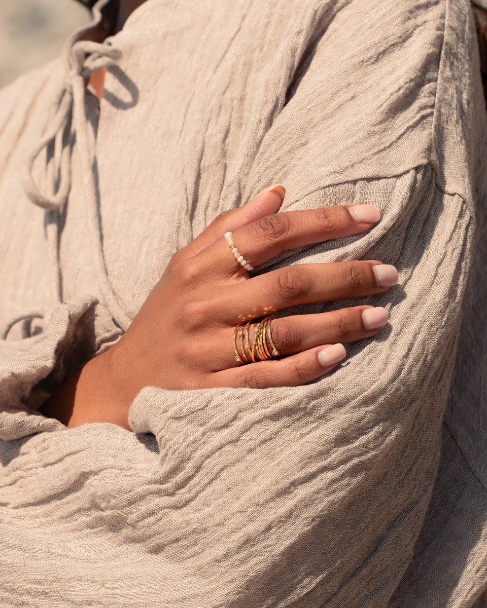 【SHAPES STUDIO】 エタニティダブルリング 黒ビーズ 10K Gold Black Beaded Eternity Ring [10K Solid Gold] – Shapes Studio