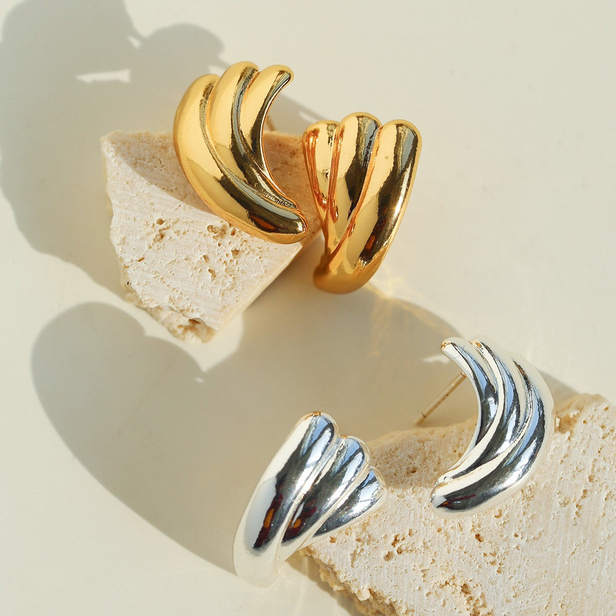 Minimalist Wave Stud Earrings - Earrings | ZAFARI Studio Jewelry